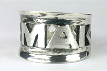 安達祐実さんの役名である「MAI」の文字をデザインに取り入れ製作